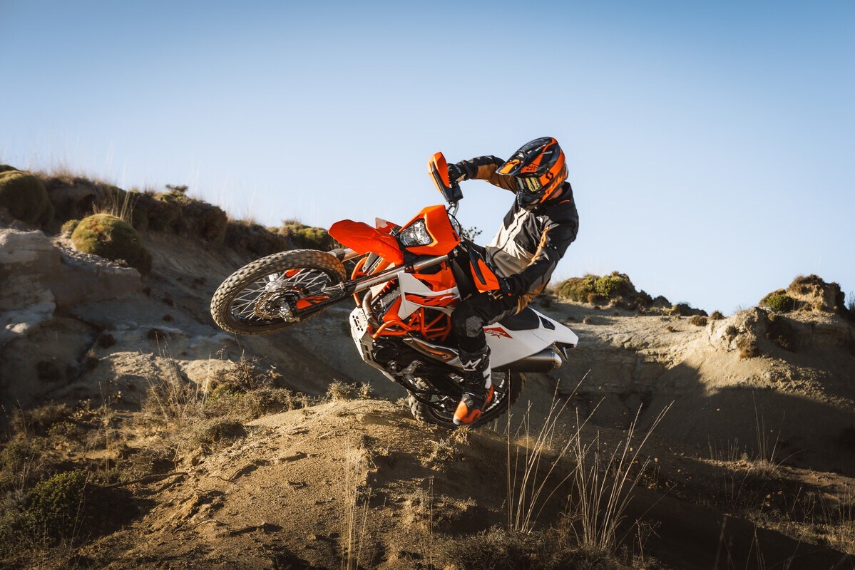 Presentate le nuove KTM 690 Enduro R e 690 SMC R 2026